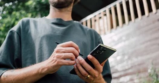 Galaxy S22 Ultra in hand