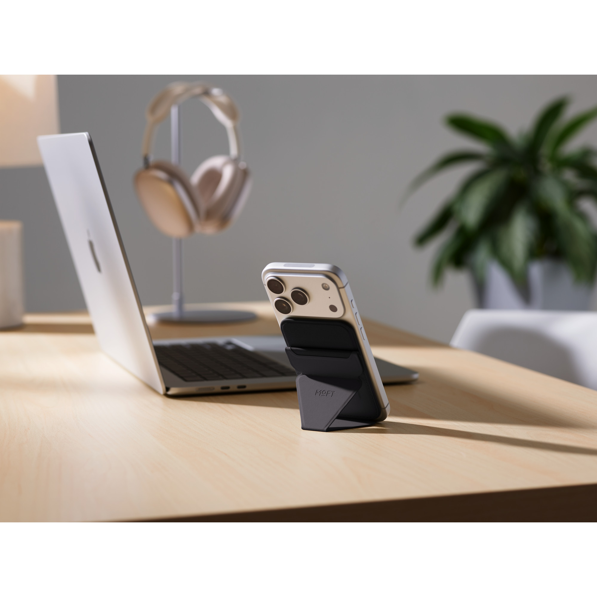 MOFT Find My MagSafe Wallet Stand