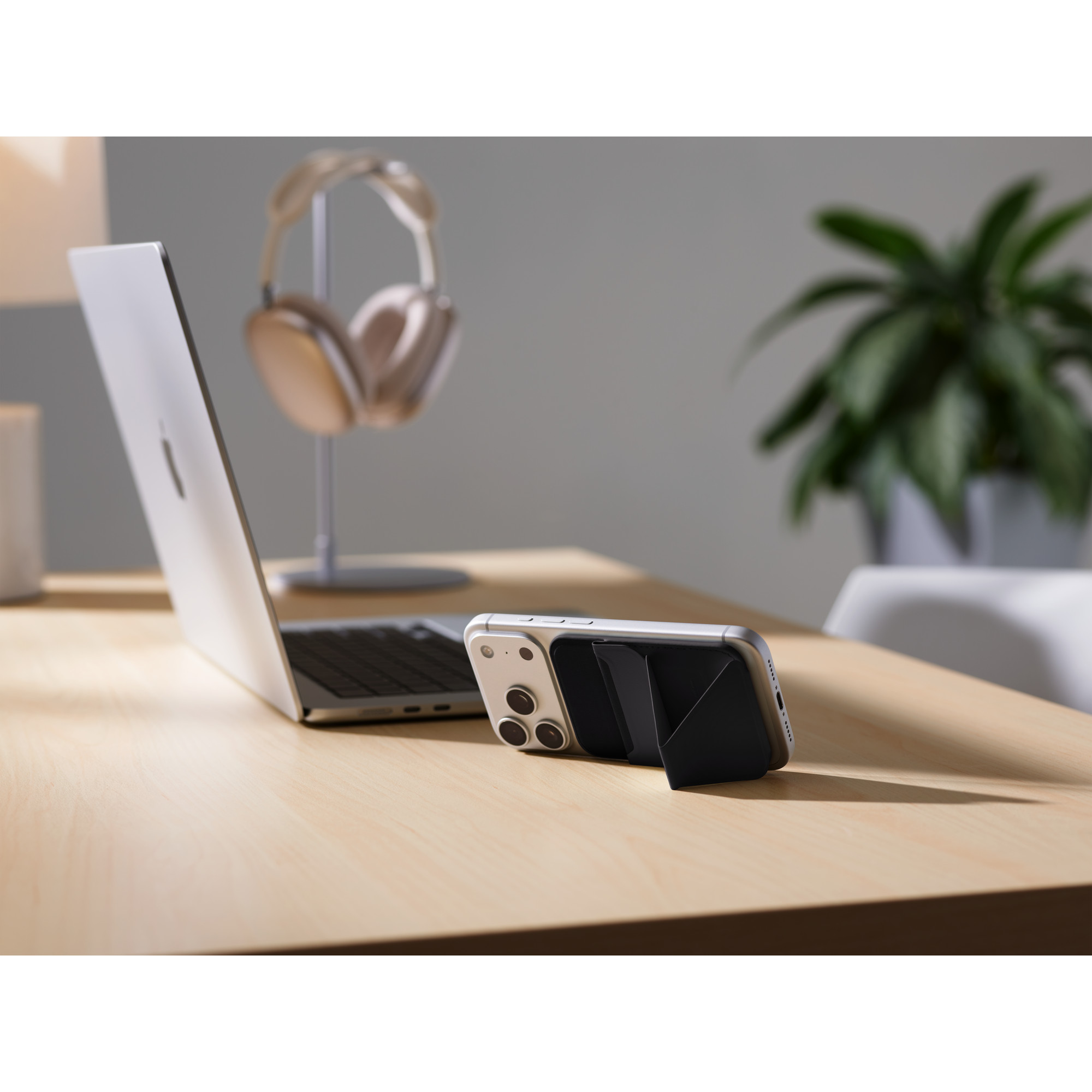 MOFT Find My MagSafe Wallet Stand